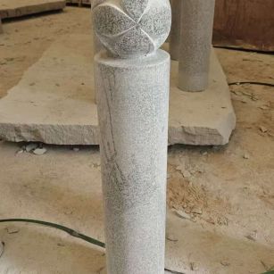 辽阳 芝麻白花岗岩石材挡车石柱、停车柱、圆柱挡车柱、方柱挡车柱等