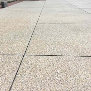 辽阳 黄金麻花岗岩石板材荔枝面地面铺装效果
