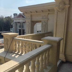 辽阳 黄金麻别墅外墙干挂雕花配合阳台栏杆花瓶柱