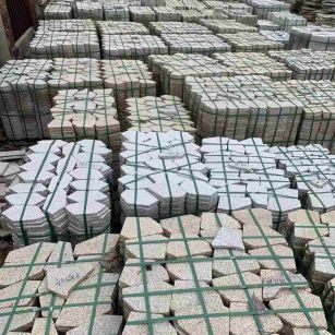 辽阳 黄金麻白麻花岗岩荔枝面地铺石(冰裂纹)