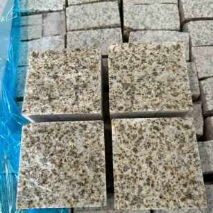 辽阳 黄金麻花岗岩自然面小方块，弹石，马蹄石等