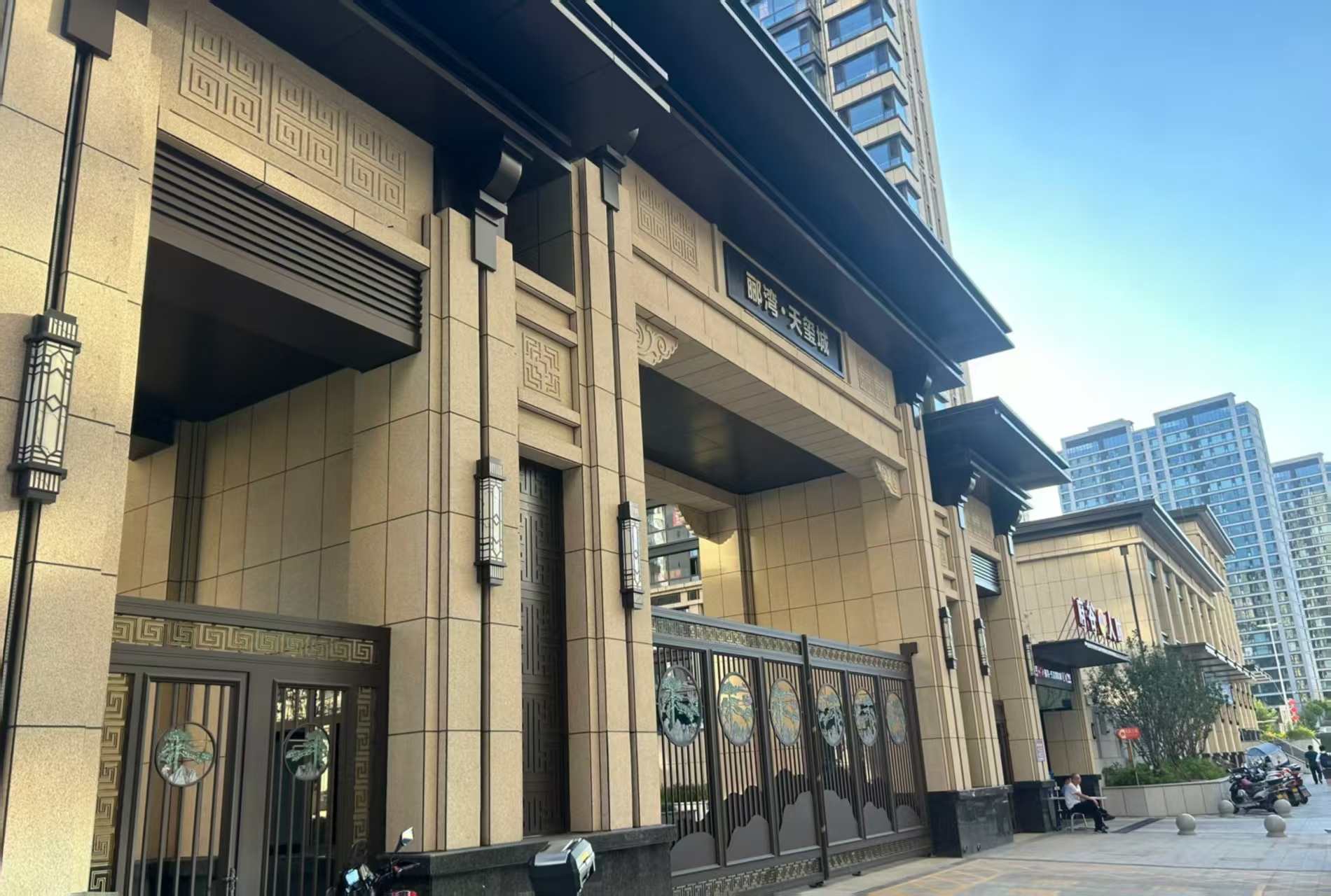 辽阳 黄金麻花岗岩荔枝面小区门楼外墙干挂