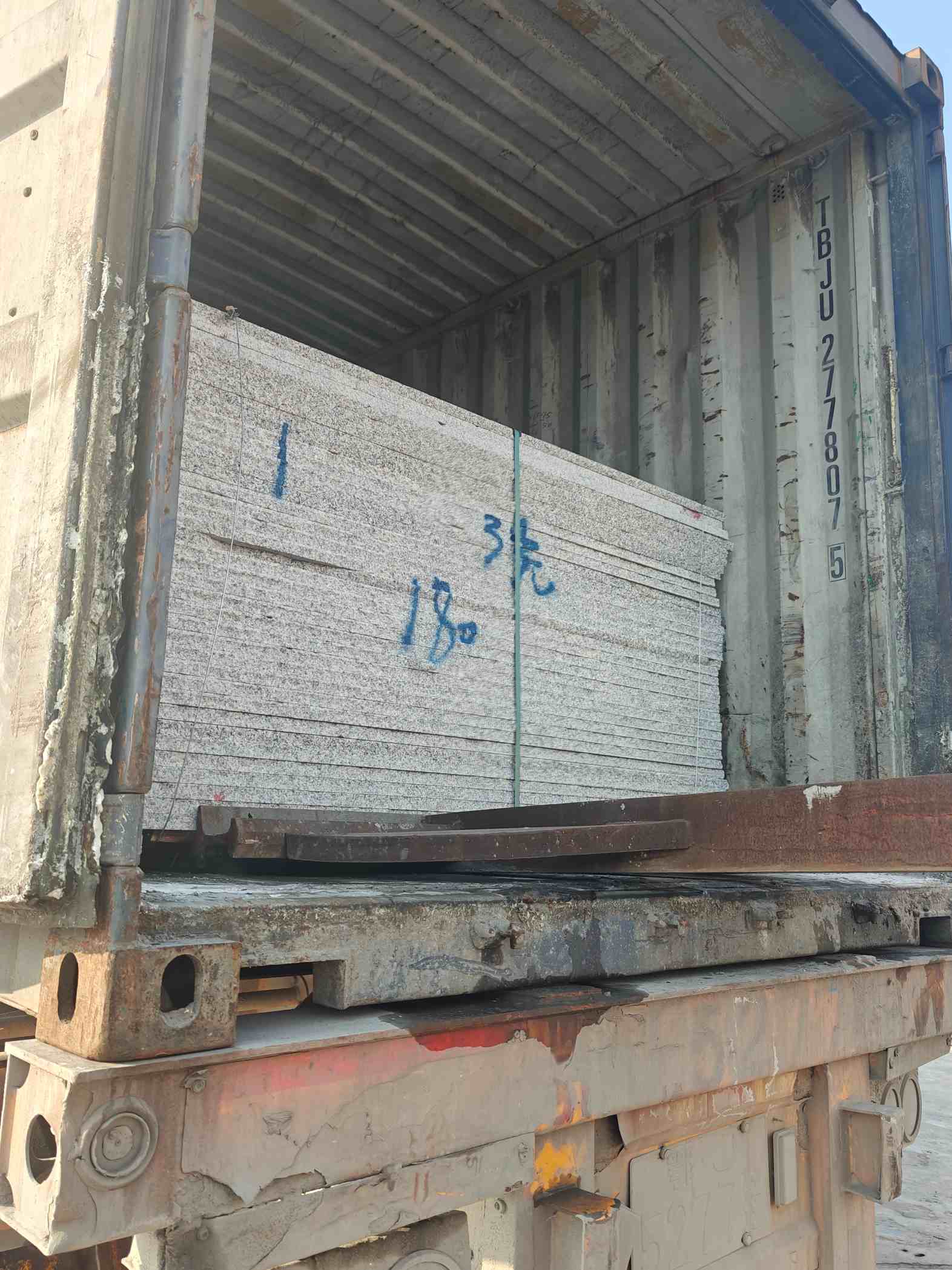 辽阳 芝麻白花岗岩石材3.0公分光面毛板装柜出货