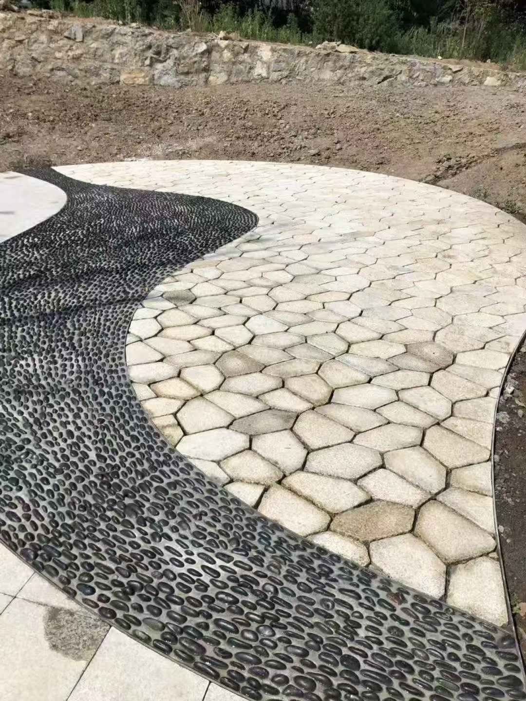 辽阳 黄金麻冰裂纹地铺石工地铺装案例