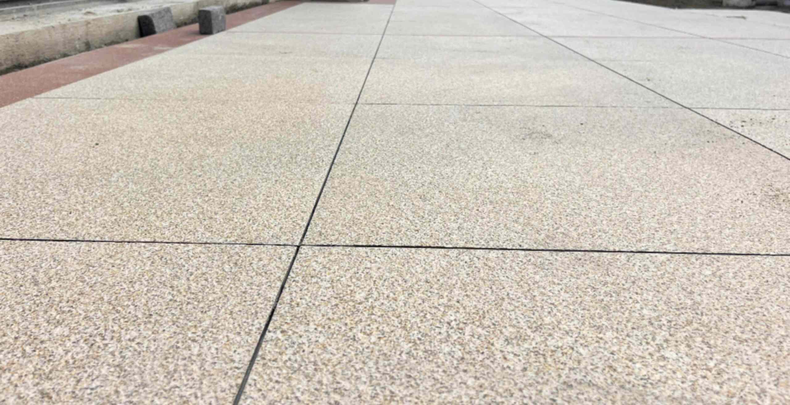 辽阳 黄金麻花岗岩石板材荔枝面地面铺装效果