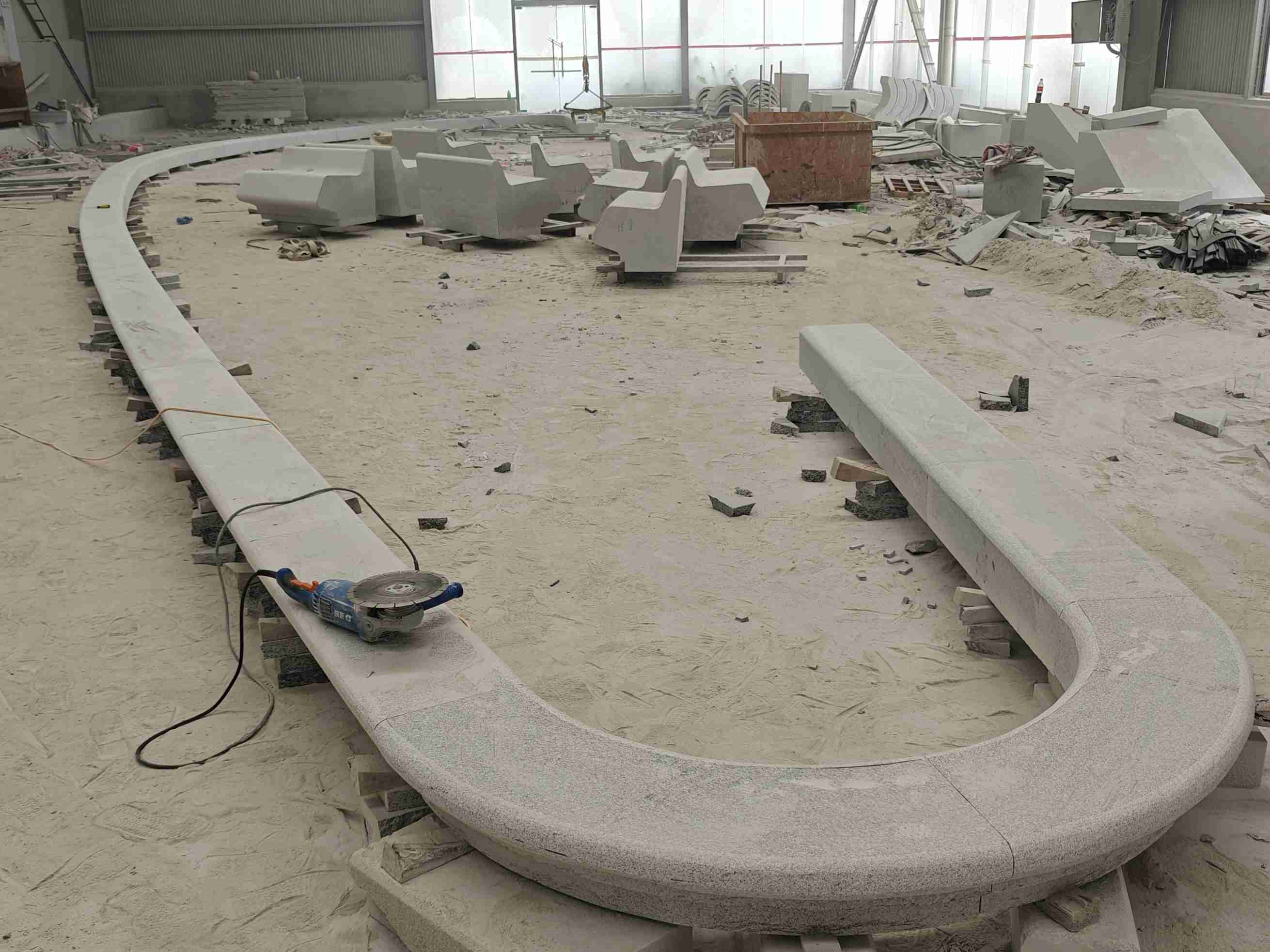 辽阳 芝麻白花岗岩弧形花坛石，坐凳石