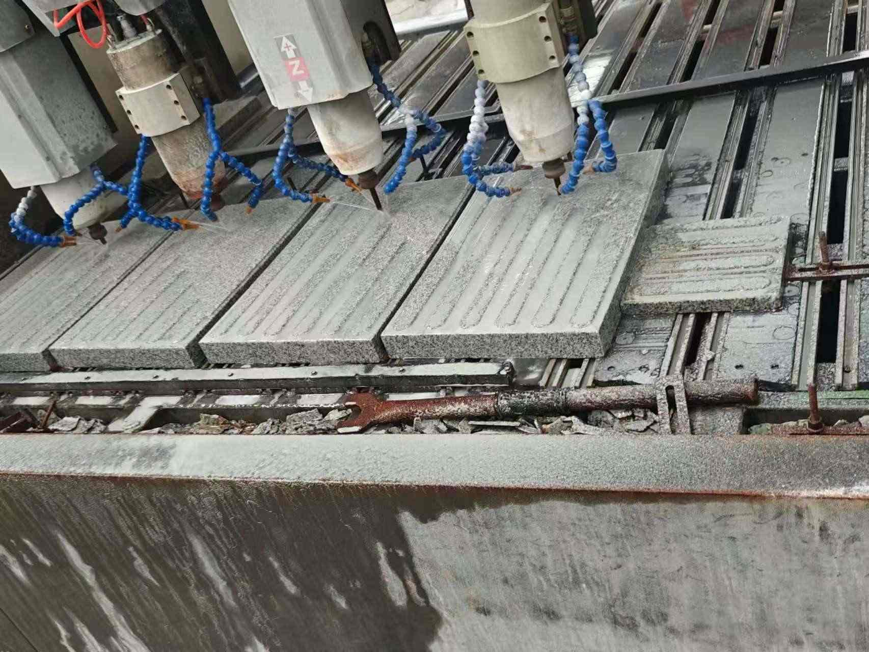 辽阳 芝麻白花岗岩荔枝面盲道雕刻