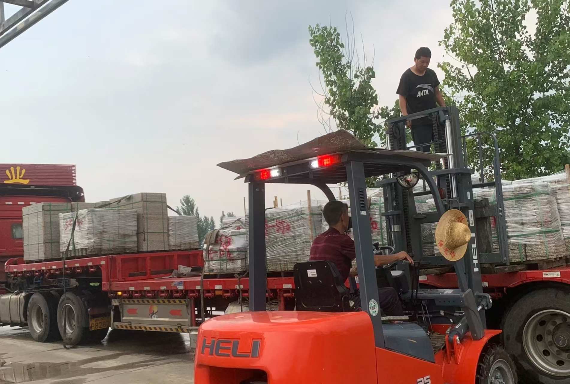 辽阳 黄金麻冰裂纹，地铺石装车