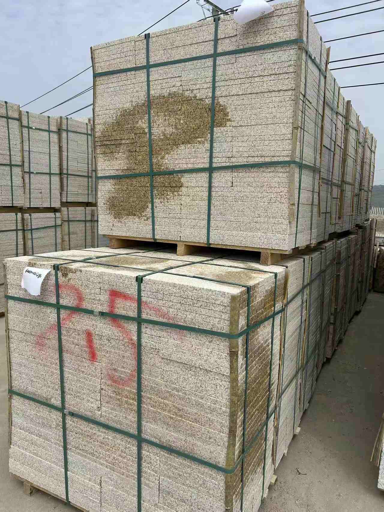 辽阳 黄金麻花岗岩石材荔枝面地铺石2.5*300*600