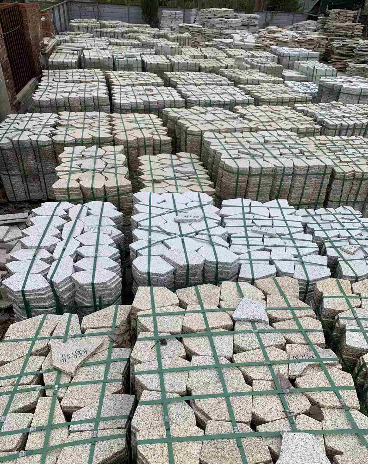 辽阳 黄金麻白麻花岗岩荔枝面地铺石(冰裂纹)