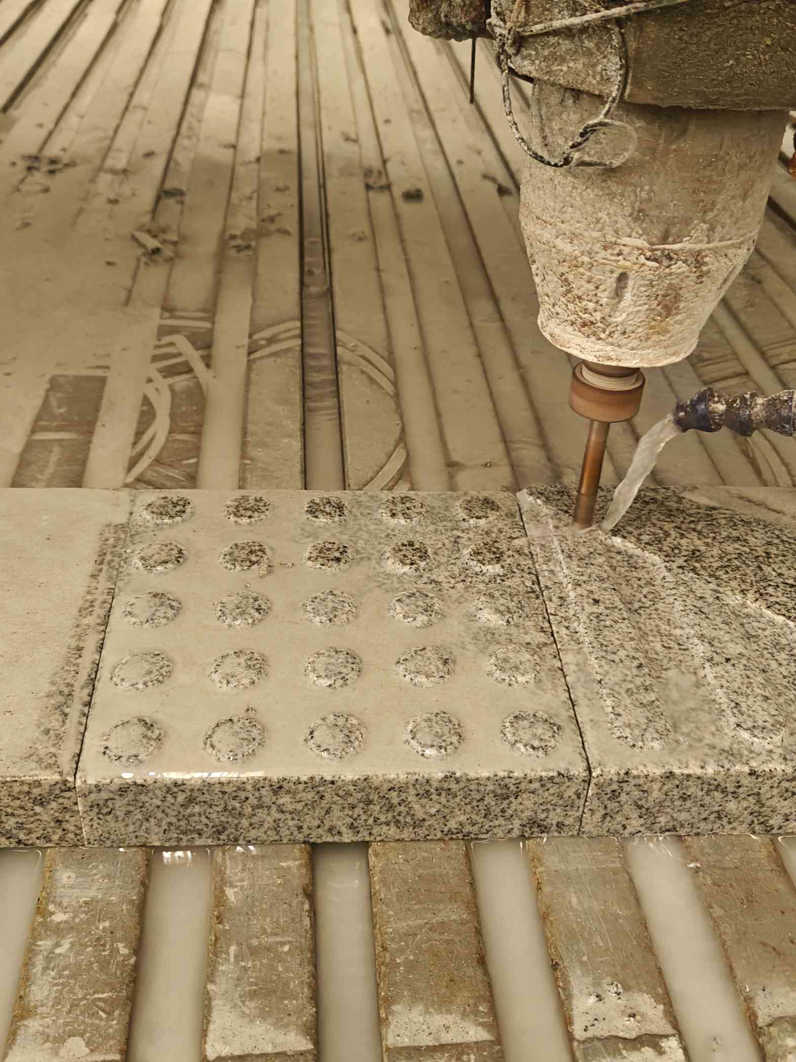 辽阳 芝麻白花岗岩石材盲人石、盲道石、盲点石