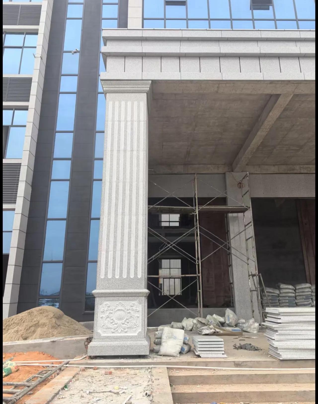 辽阳 芝麻白光面花岗岩门楼大柱（罗马柱）配雕花底座