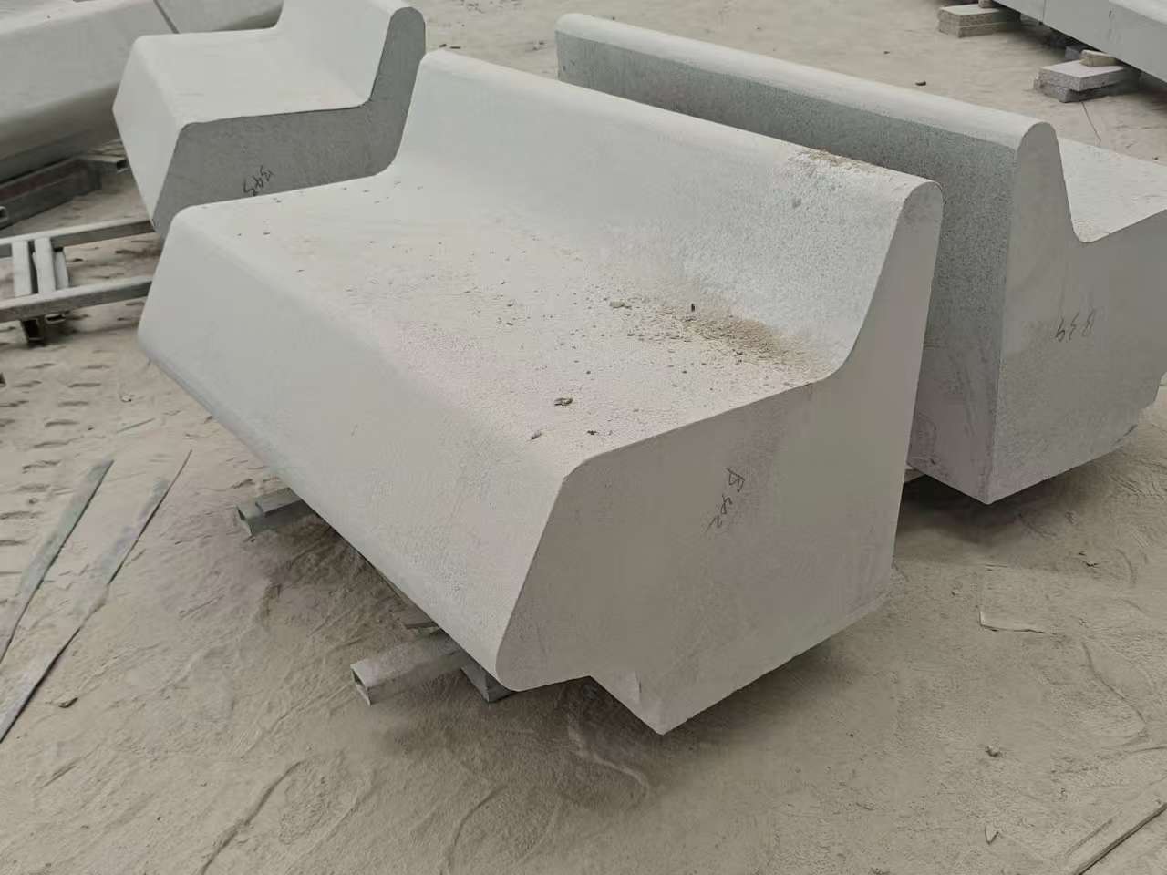 辽阳 芝麻白花岗岩异形坐凳，石凳