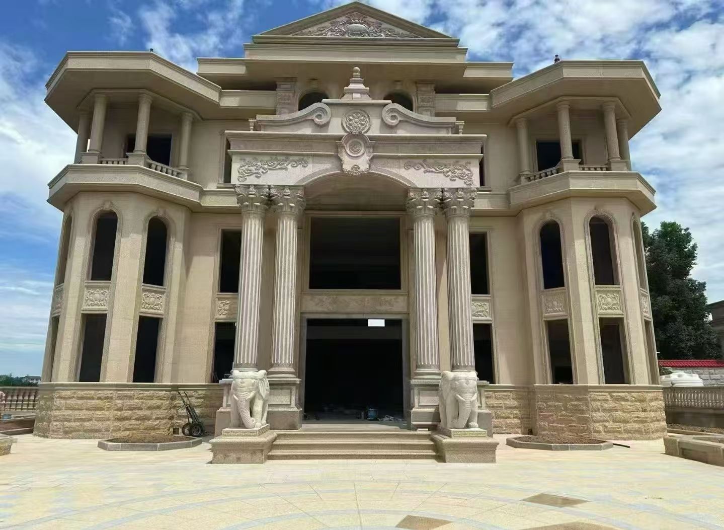 辽阳 黄金麻别墅外墙干挂，大柱，大象，蘑菇石，雕花板