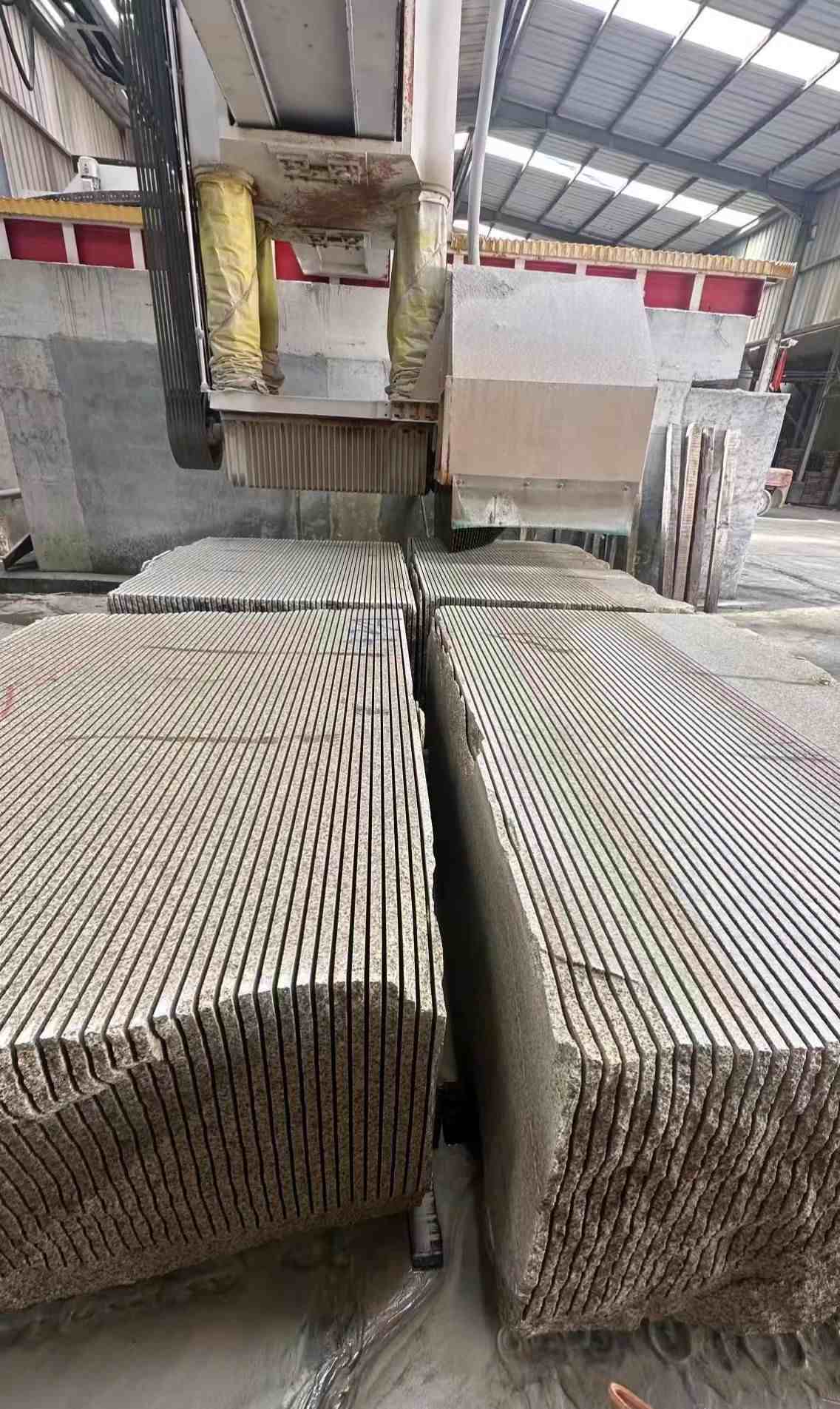 辽阳 车间生产日常，黄金麻白麻花岗岩