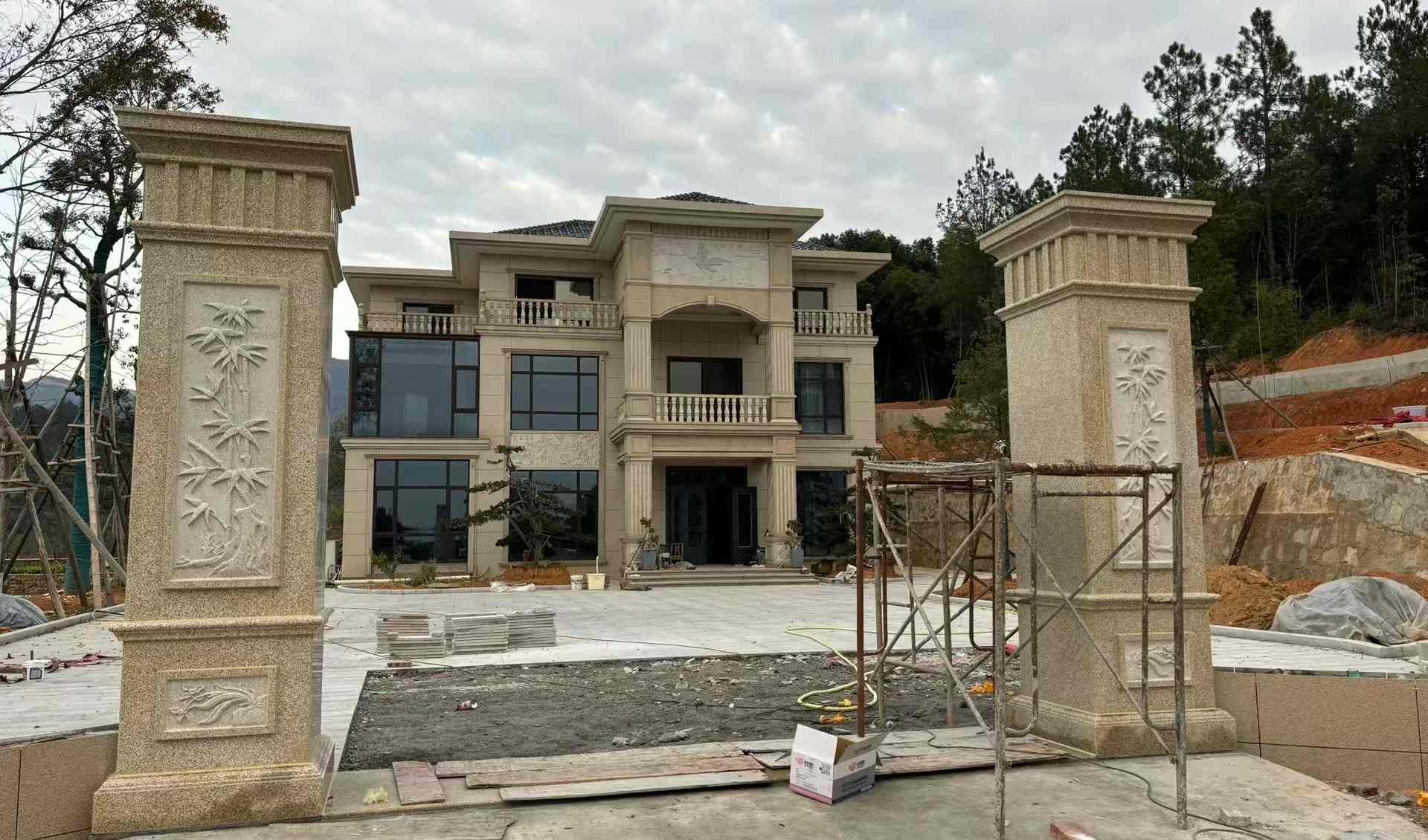 辽阳 黄金麻花岗岩别墅雕花外墙干挂配上门口雕花罗马柱