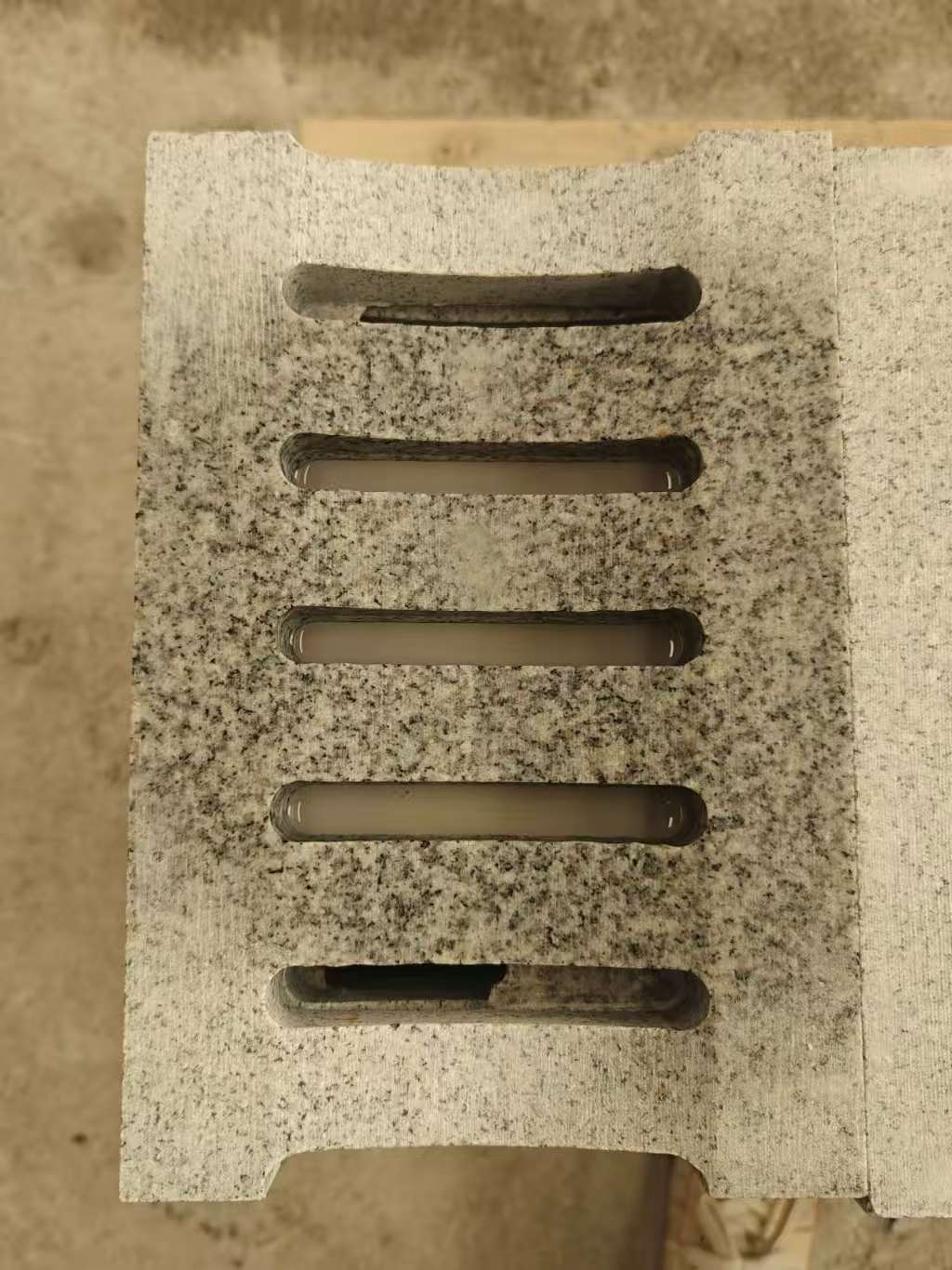 辽阳 芝麻白拉丝面花岗岩U型开槽排水槽