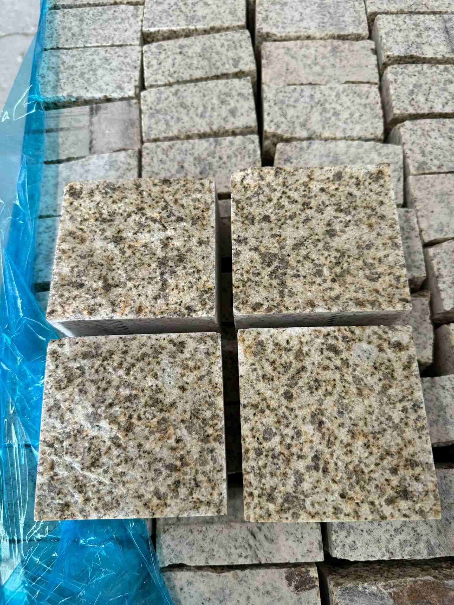 辽阳 黄金麻花岗岩自然面小方块，弹石，马蹄石等