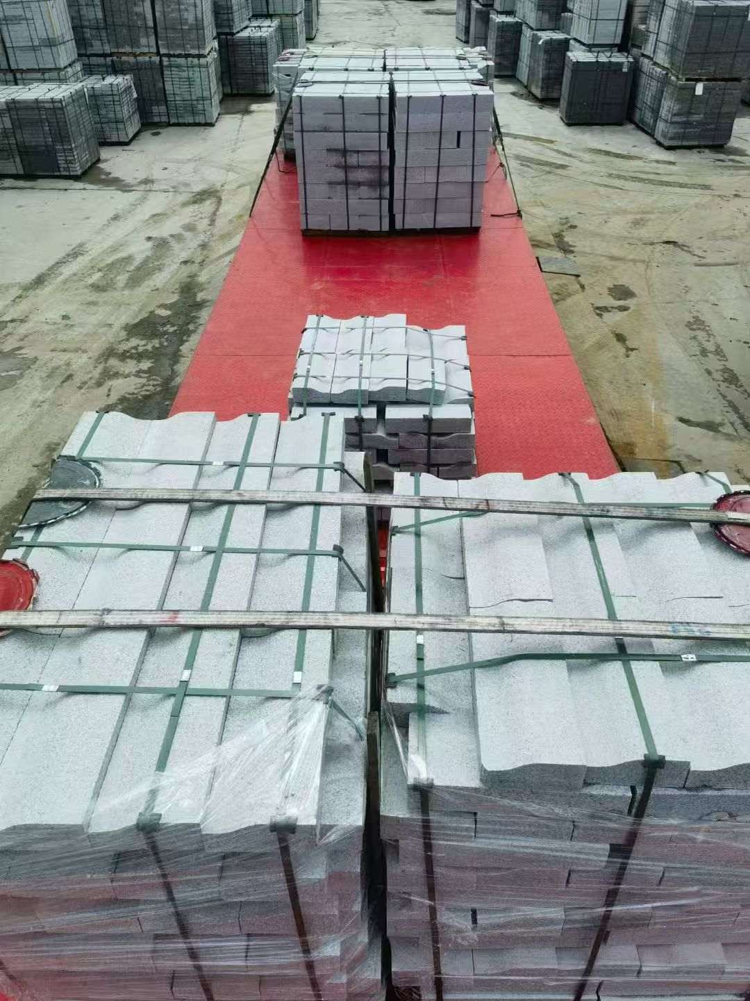 辽阳 芝麻白仿形加直形路沿石出货日常