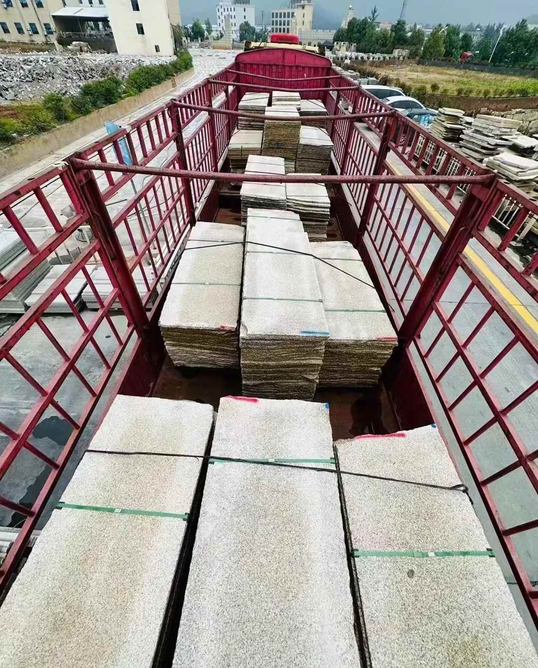 辽阳 黄金麻花岗岩荔枝面，光面毛板装车完成