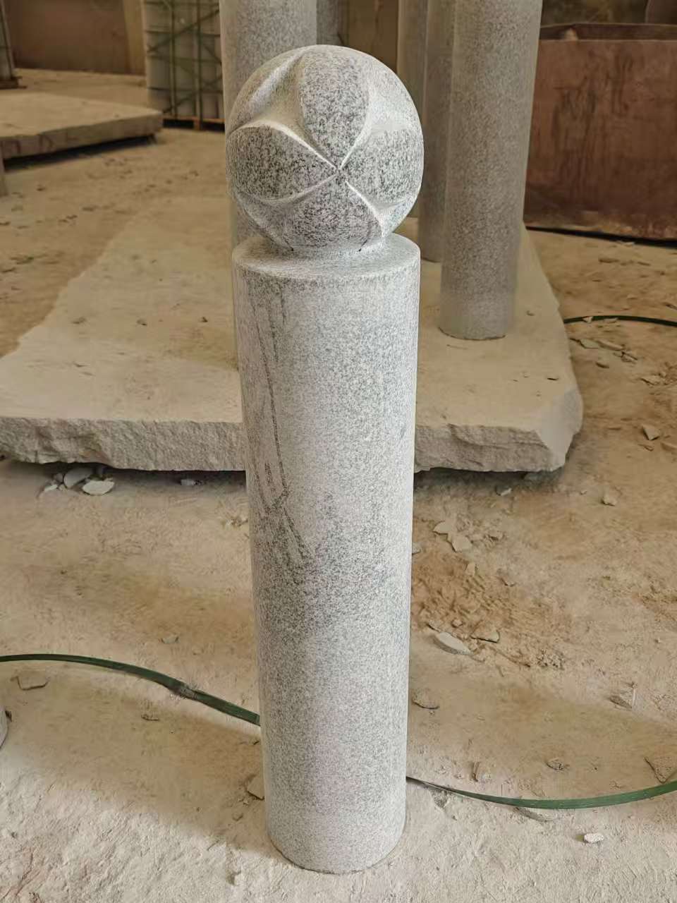 辽阳 芝麻白花岗岩石材挡车石柱、停车柱、圆柱挡车柱、方柱挡车柱等