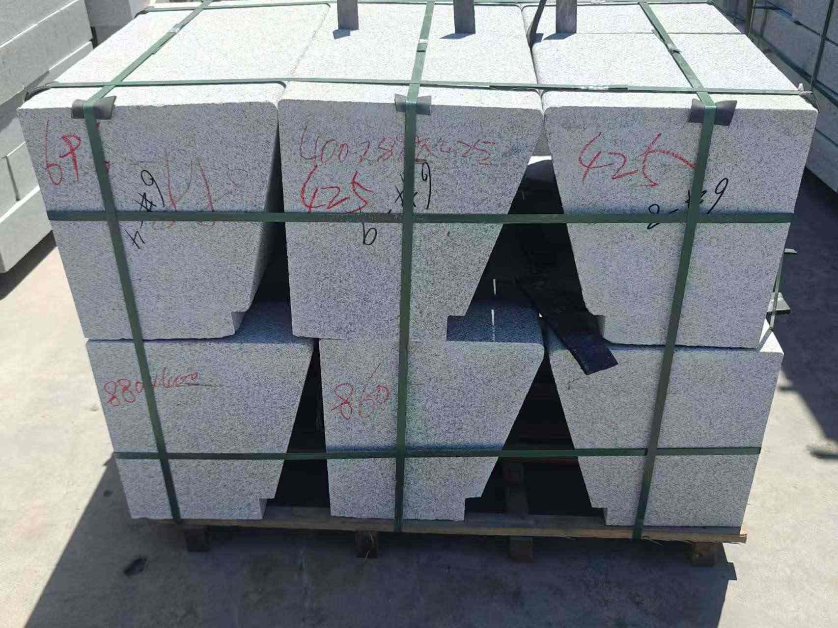 辽阳 芝麻白异形坐凳，石凳