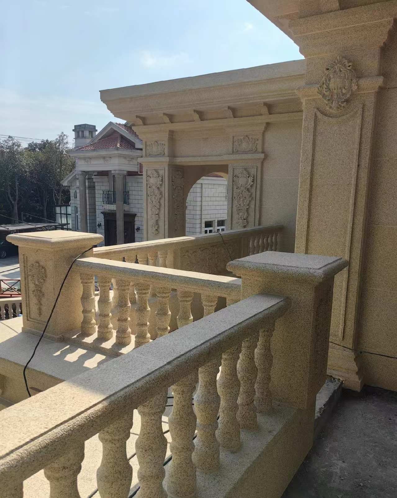 辽阳 黄金麻别墅外墙干挂雕花配合阳台栏杆花瓶柱