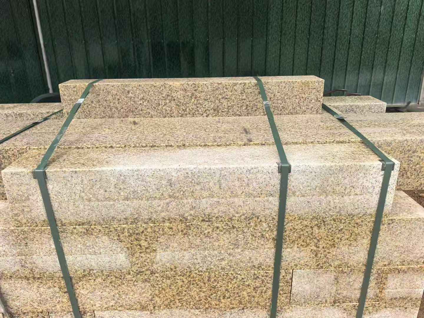 辽阳 黄金麻花岗岩石材机切面栏杆料半成品