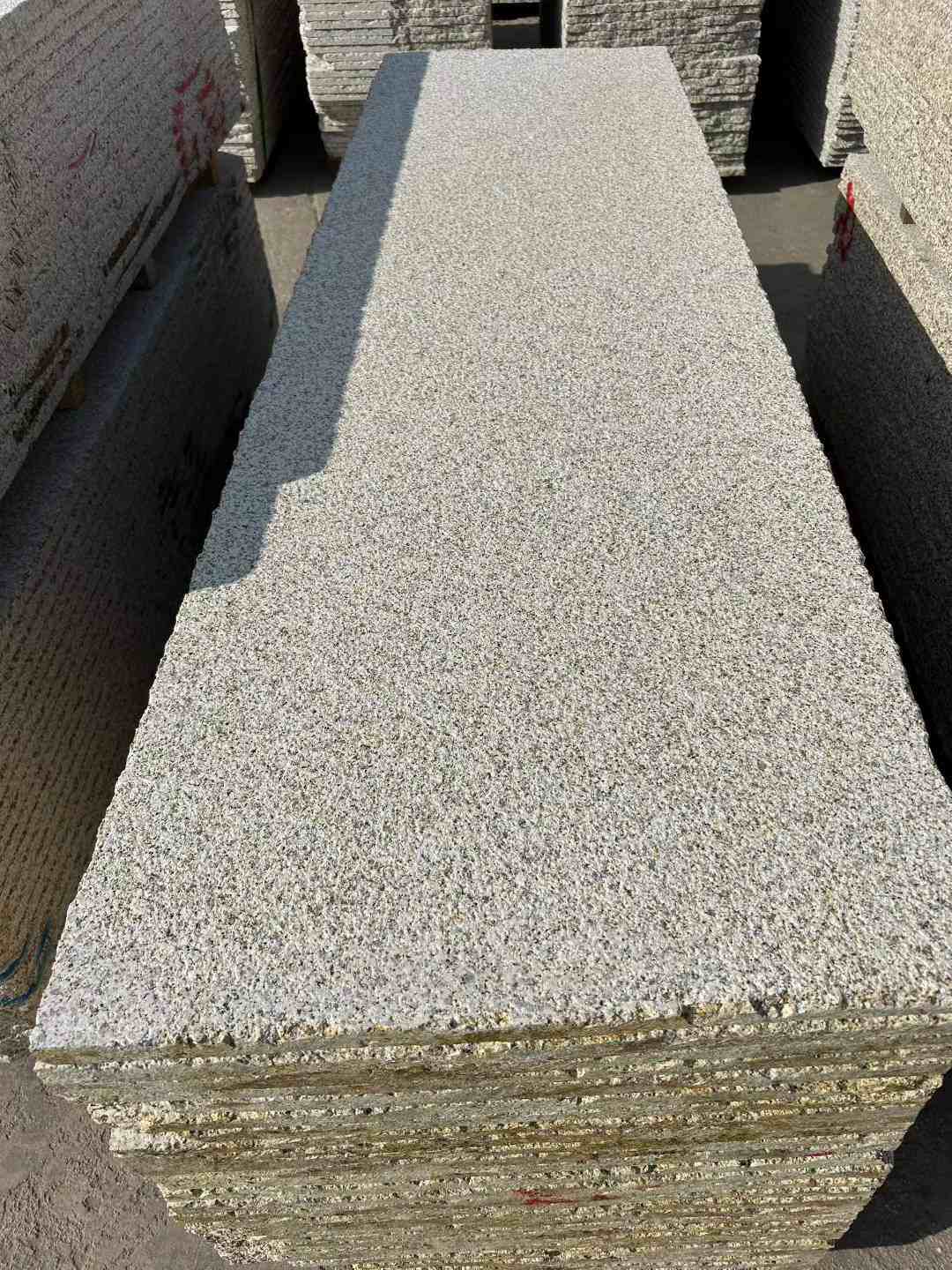 辽阳 黄金麻花岗岩荔枝面毛板，半成品