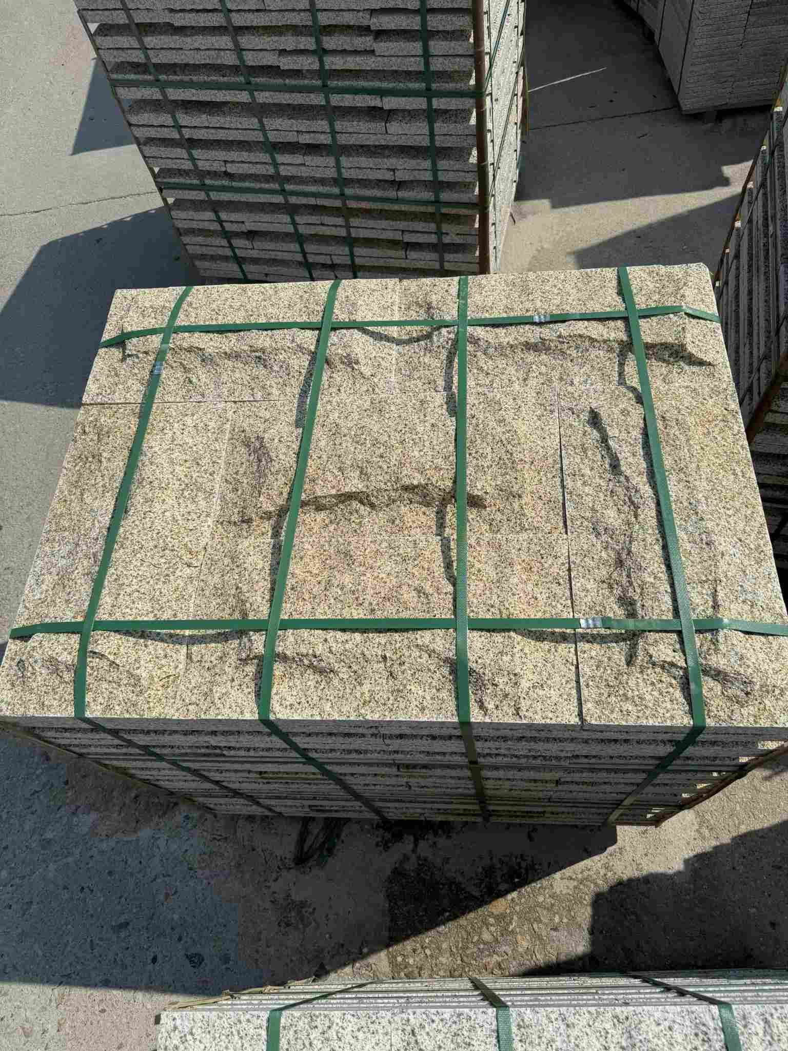 辽阳 黄金麻花岗岩石材自然面蘑菇石成品