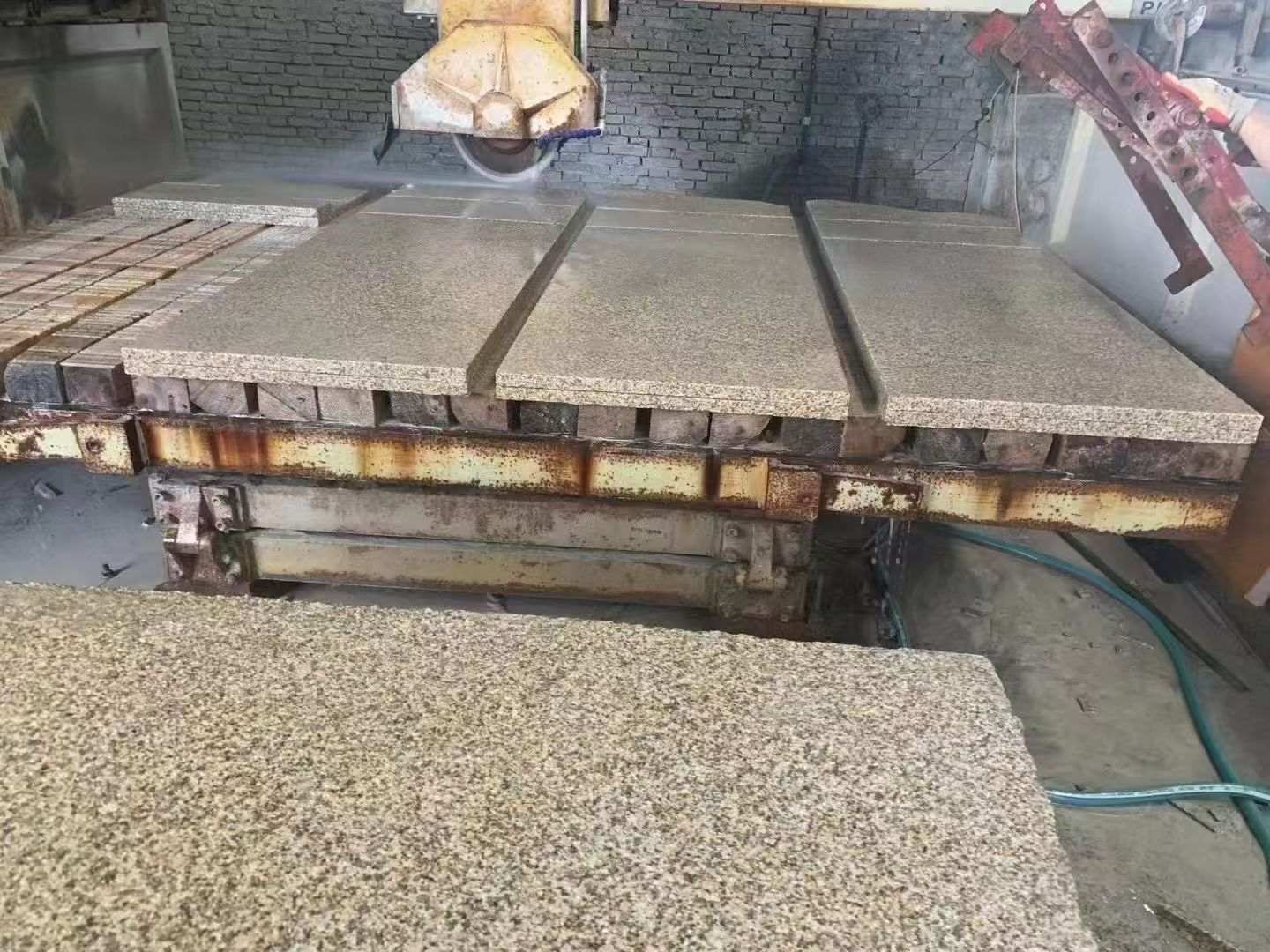 辽阳 黄金麻荔枝面成品板加工