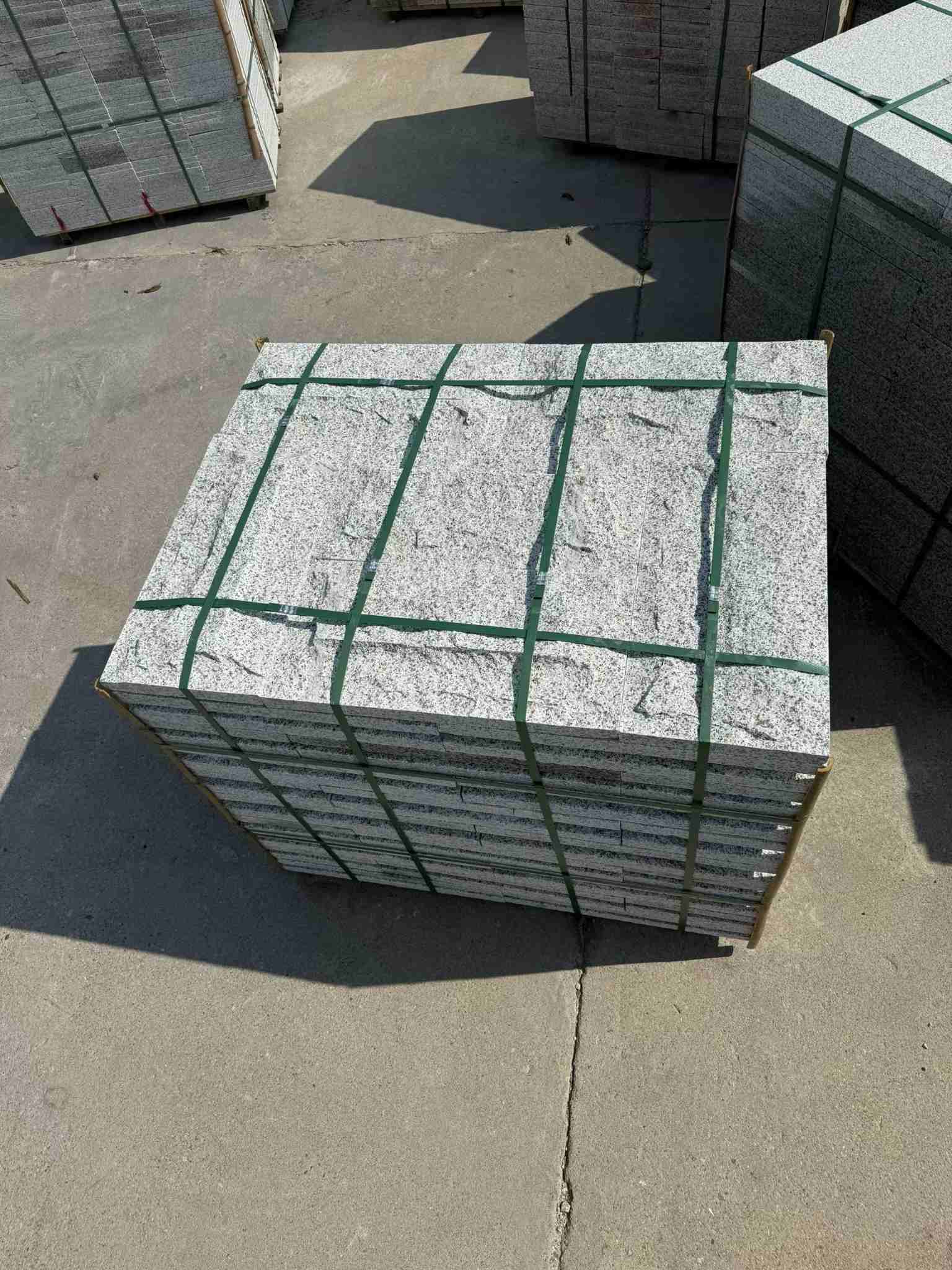 辽阳 白麻花岗岩石材自然面蘑菇石成品