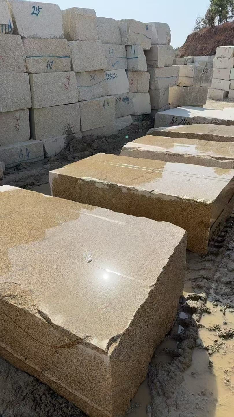 辽阳 黄金麻方料堆场洗料分选中，原材料充足