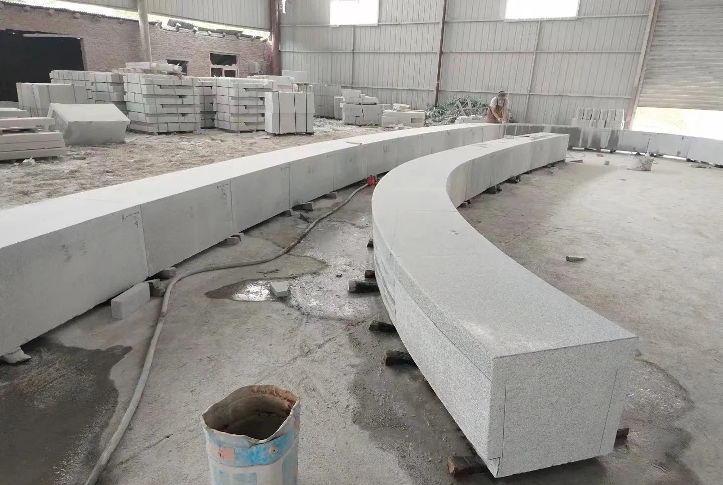 辽阳芝麻白花岗岩石板材 园林光面弧形坐凳